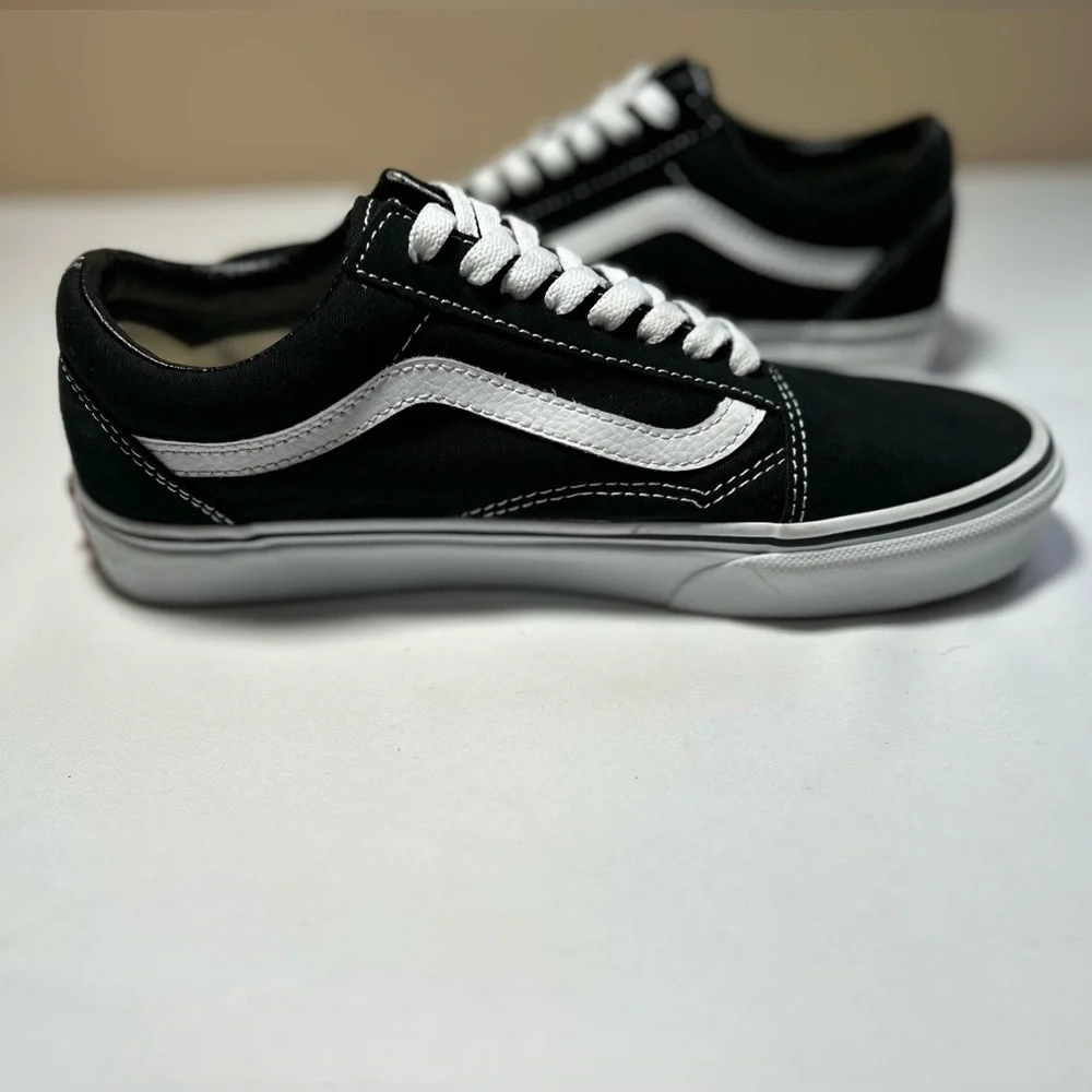 NWOT Vans Old Skool Black and White Classic Shoes Unisex Women’s 8.5 Men’s 7 - Picture 1 of 11